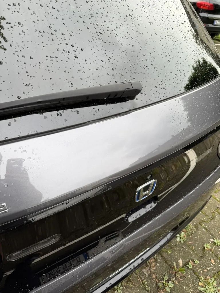 Fahrzeugheck aus einem weiteren Blickwinkel ohne Dellenreflektor