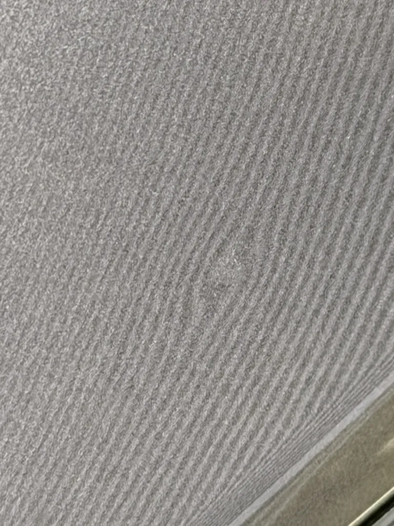 Detail der Streifenreflexion mit einer sichtbaren Verformung im Blech